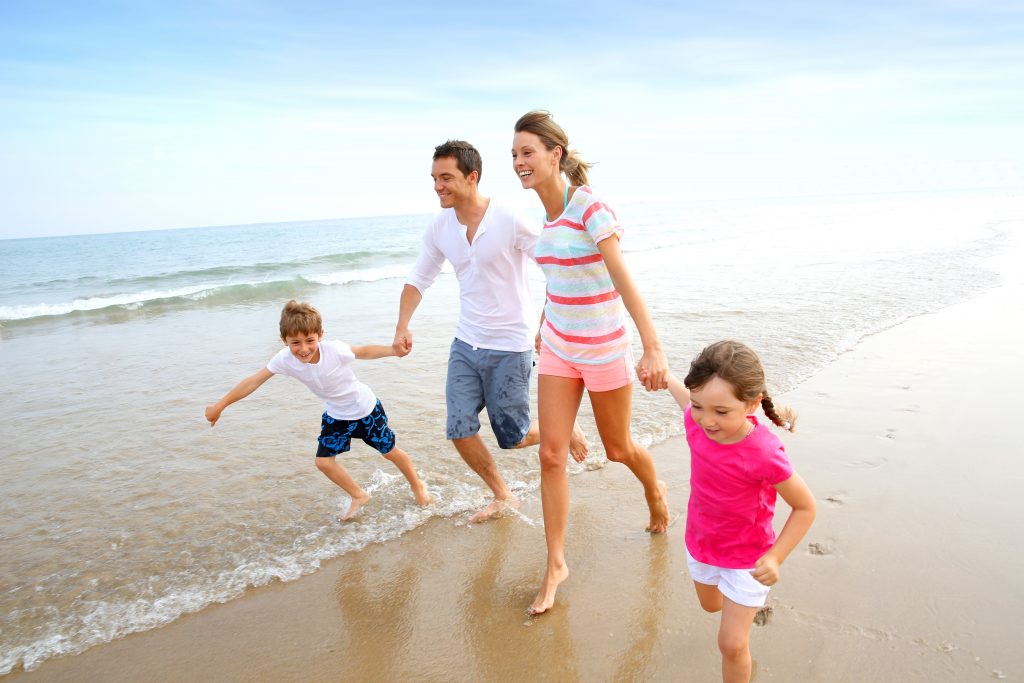 glückliche Familie am Strand 