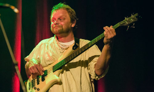 Freddie steht mit seinem E-Bass auf der Bühne und erzählt von seinen Erfahrungen mit Diabetes Typ 1
