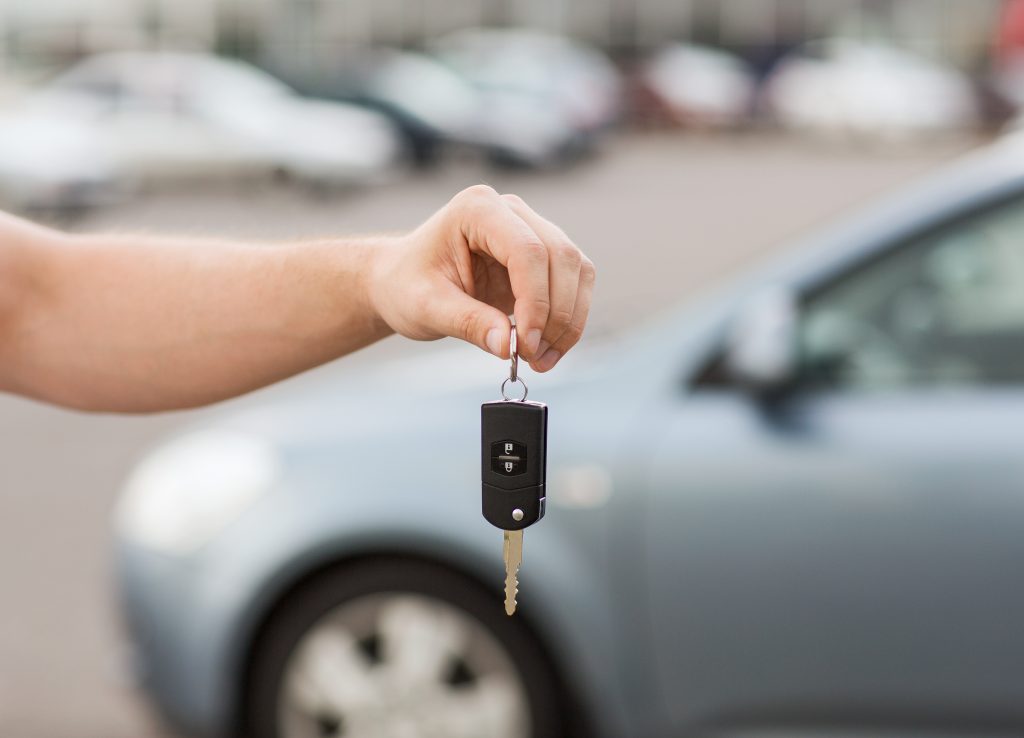 17-jähriger hält seinen Autoschlüssel und zeigt somit seine Fahrerlaubnis