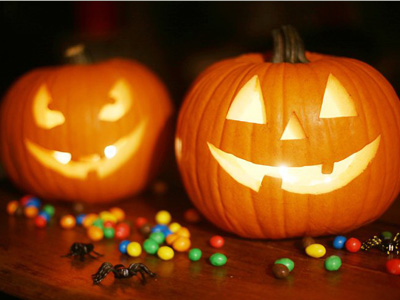 Ausgehöhlte Kürbise stehen für Halloween, welche Haftpflichtversicherung greift bei Streichen