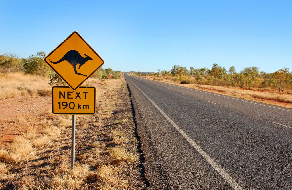 Work and Travel in Australien: Schild warnt vor Kängurus