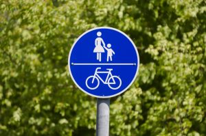 Rechte Fahrradfahrer in Fahrradstraße und auf dem gemeinsamen Gehweg