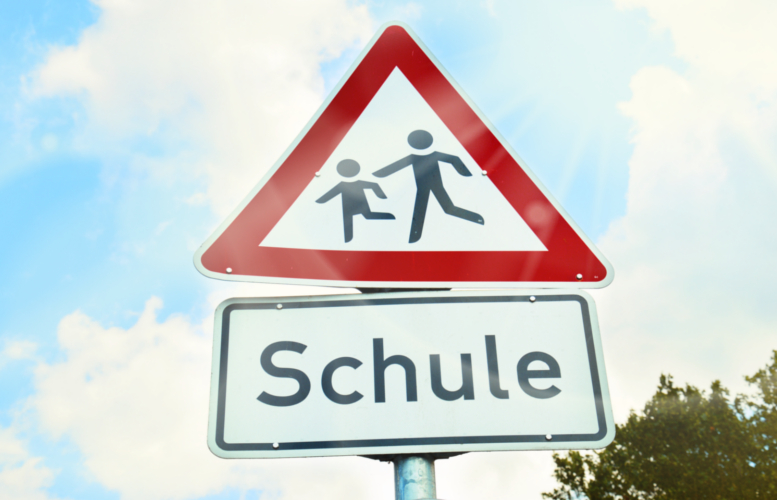 Schulweg_Schild_Schule